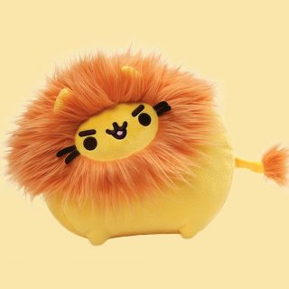 Queen kitty of the jungle, Pusheen is dressed up as a lion, with a fluffy orange mane and tail tip, this cuddly stuffed animals is from GUND's Pusheenimal plush collection.