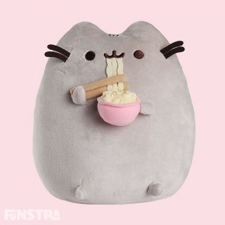 Pusheen is enjoying a yummy bowl of ramen noodles. Add this cuddly plush toy to your collection of plushies - a great companion for anyone that loves the famous tabby cat.